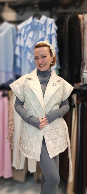 Γυναικείο αμάνικο μπουφάν με τη ζώνη