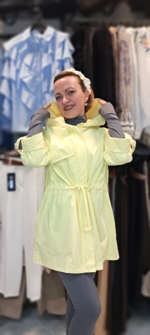 Γυναικείο κίτρινο μπουφάν με κουκούλα